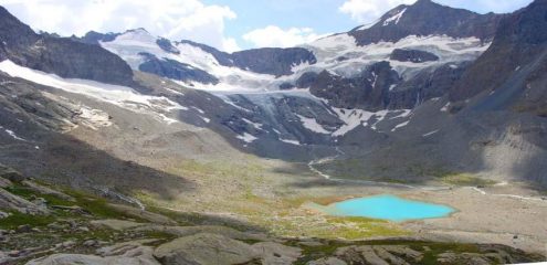 il laghetto sotto il rifugio con la piccola ciamarella e albaron di savoia