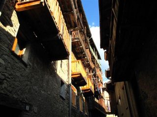Le caratteristiche case di Upega
