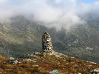 Ometto di pietra in vetta alla Cavalcurt...