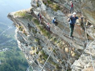 in azione al ponte tibetano