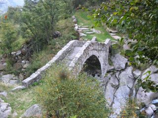 Ponte romanico sul Burdeiver