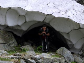 Egidio e un residuo di valanga presso la Balma di Creus