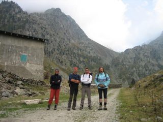 I miei amici e dietro la Testa del Vallonetto.(Le vie sono sotto la verticale della cima)