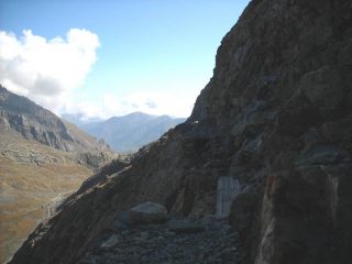 sentiero che passa sulla vecchia condotta (volendo c'è l'alternativa)