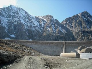 La diga del lago della Rossa con dietro Croce Rossa e P.ta Arnas