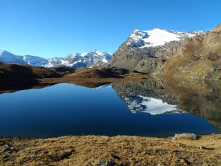 La Basey si specchia nel lago Leytaz