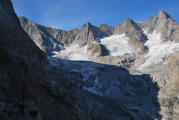 Il bacino del Triolet dal bivacco
