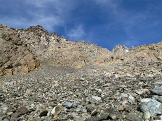 La pietraia da risalire e dietro la cresta