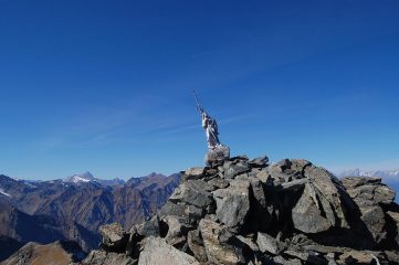 la vetta... la madonnina è decisamente pericolante..