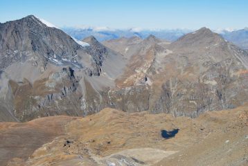 Ghiacciaio di Suessa, Col Vaudet e del Lago Nero, le Punte Maurin. In basso il Lago di San Martino
