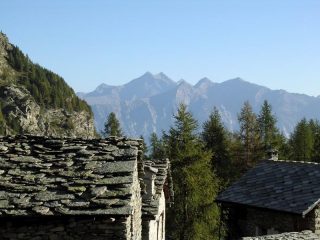 Sullo sfondo le Dame di Challand