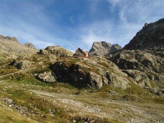 Rifugio Nizza, dietro alla sua destra la Tete du Lac Autier