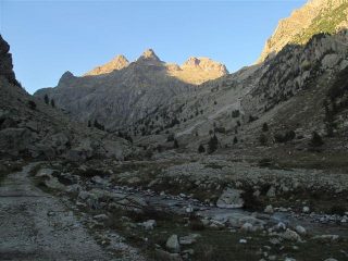 La Tete du Lac Autier illuminata dal sole al mattino alla partenza