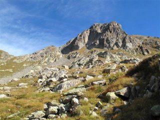 A sinistra il Pas du Lac Nirè, nel centro  al limitare dell'ombra  il canale da salire