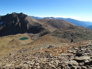 Dalla cima uno sguardo verso lago e passo di Collalunga e Auteret