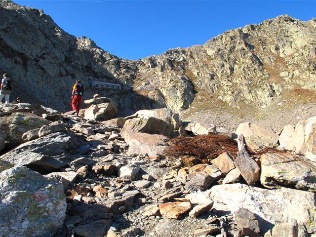 Vallone di Barbacana: resti di reticolati e casermetta da combattimento poco sotto il passo di Barbacana