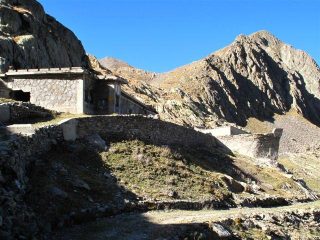 La prua di nave fatta costruire davanti alla casermetta sotto al lago