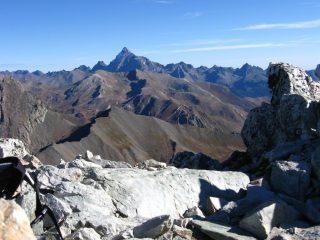 Sullo sfondo il Viso....