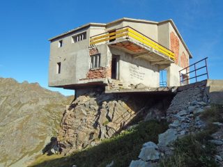 La vecchia stazione della funivia in completo abbandono.