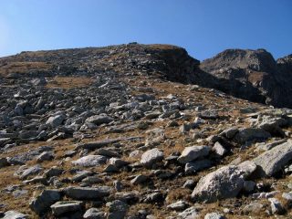 L'ampia dorsale che dal Colle Artisöl porta al Giavino