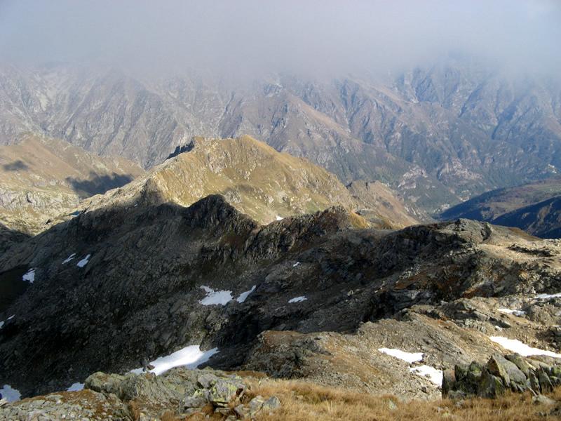 Il percorso di discesa con la cresta che conduce alla P.ta del Mariasco