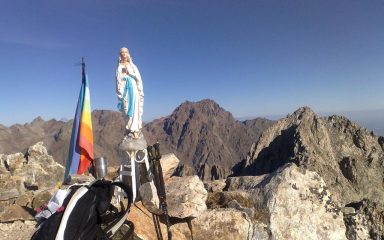 la madonnina con dietro il matto