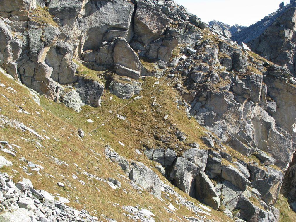 La cengia che permette un comodo accesso al Colletto Giardonera o Baracot