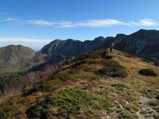 Sulla cima, dietro da sinistra M. Grande, Antoroto, Crestine di Perabruna