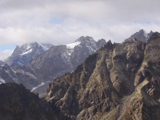 LA BECCA DI GAY E SEMICOPERTO IL GRANPARADISO  E IN ALTO A DS  LA ROCCIA VIVA