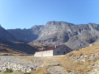 02 - Il rifugio Avanzà con il Giusalet alle spalle