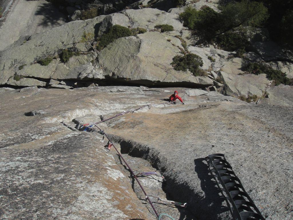 Andrea risale con le jumar