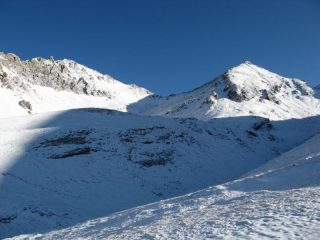 La sella tra il Monte Platasse sulla destra e le Rocce del Rouit