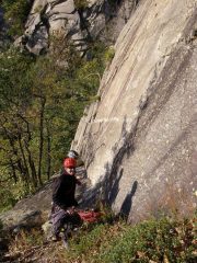 Paolo F all'attacco della placca di 5c