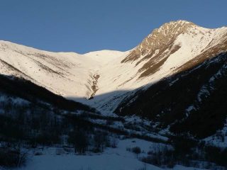 La rocca d'orel (a destra) e il vallone di salita da Palanfrè