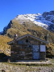 Il bivacco Cà de legn e il Legnone sullo sfondo