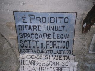 scritta sotto un portico