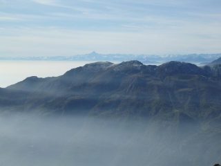 Il Monviso emerge dalla nebbia