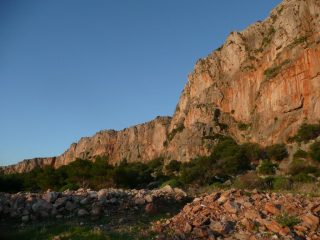 settore rifiuti e pineta con a destra il muro rosso da chiodare