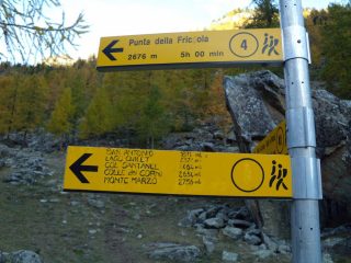 Bivio a circa 1500 m., a sinistra per il lago Chilet .