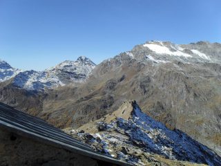La Becca dei 4 Denti sotto il ricovero sullo sfondo il Rutor e la Becca Dumont