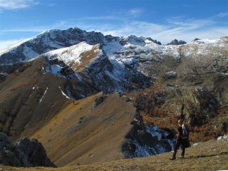 Dal canalone da scendere dalla Rocca Rossa uno sguardo verso il nostro itinerario e il Monte Bego