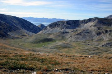 Valle Genzana, sullo sfondo la Marsica