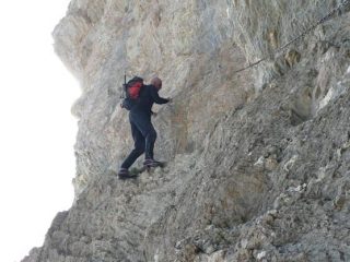 in discesa nel tratto attrezzato sotto il passo di terre nere