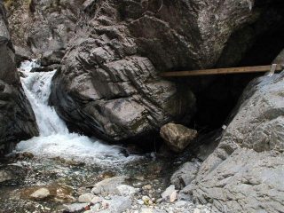 Il fiume entra nelle viscere della terra