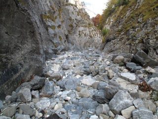 Nel greto del fiume ora asciutto