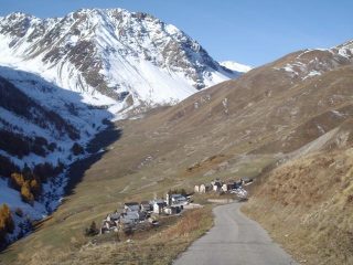 l'abitato di Ferriere dominato dal Pebrun