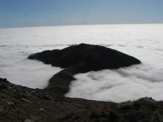 Cima Bossola emerge dalle nubi
