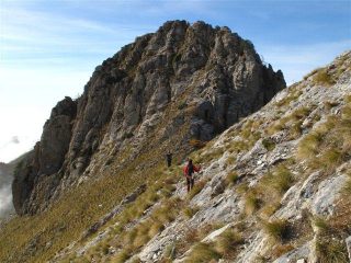 Il castello roccioso che ospita il centro di resistenza 35, la porta garitta e una feritoia