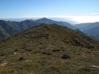 La Croce Alpe di Baudo e dietro il mare visti salendo all'Alpe di Baudo