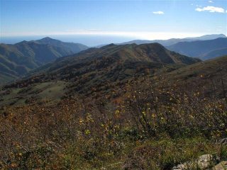 Uno sguardo indietro verso l'Alpe di Baudo, in basso Prati Piani